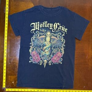 Vintage Y2K early 2000s Motley Crue Band Tee shirt with skull graphic design